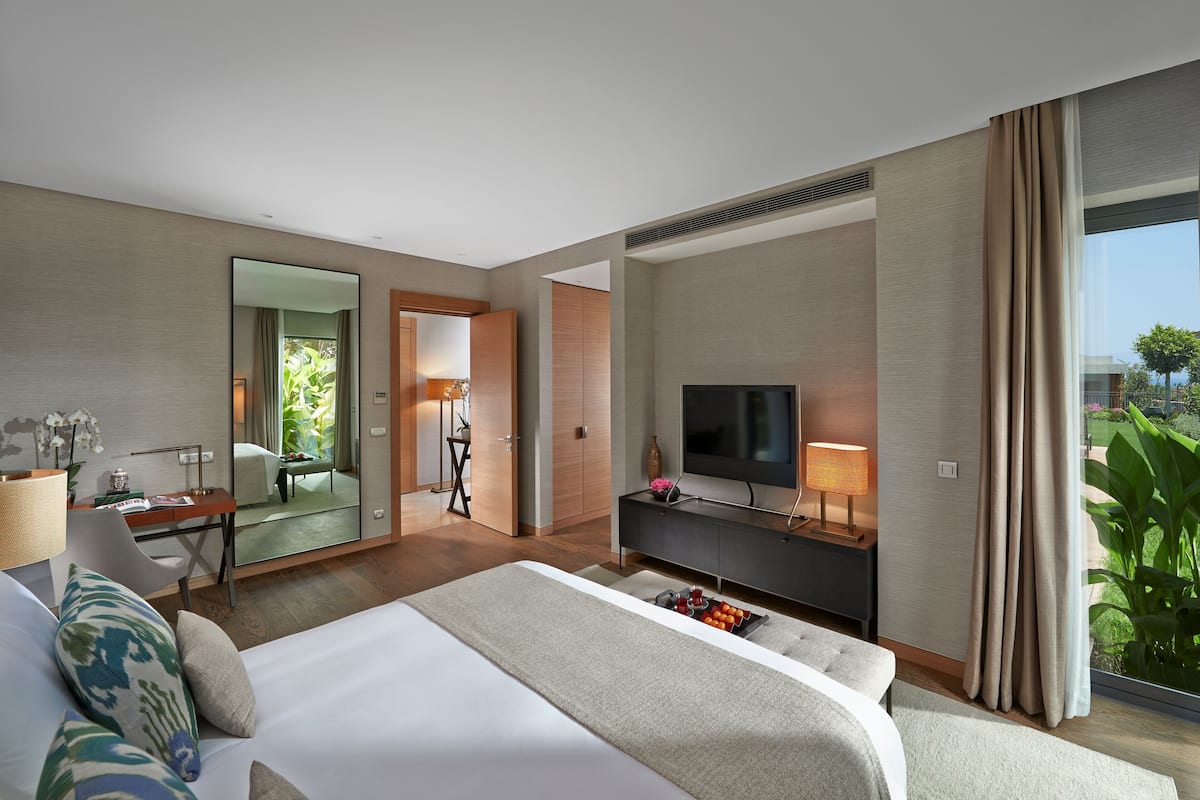1 bedroom, premium bedding, minibar, in-room safe