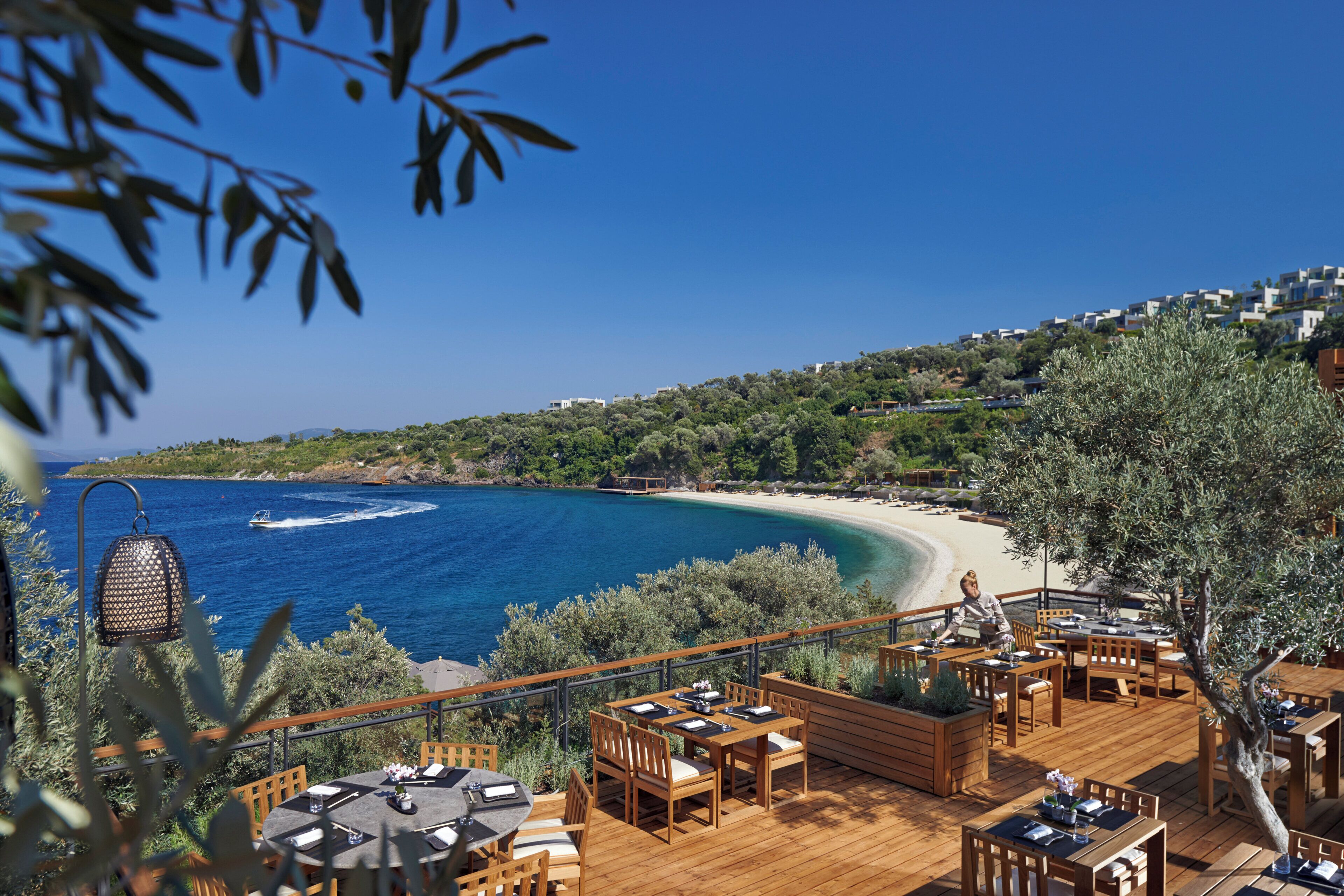 Un restaurante frente al mar con terraza y vistas a la playa.