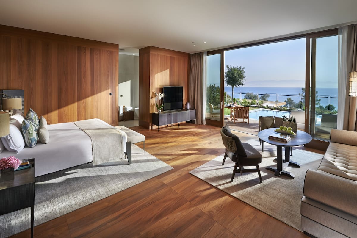 Mandarin, Junior Suite | 1 bedroom, premium bedding, minibar, in-room safe