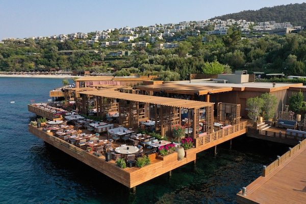 8 restaurants; breakfast, lunch, and dinner served