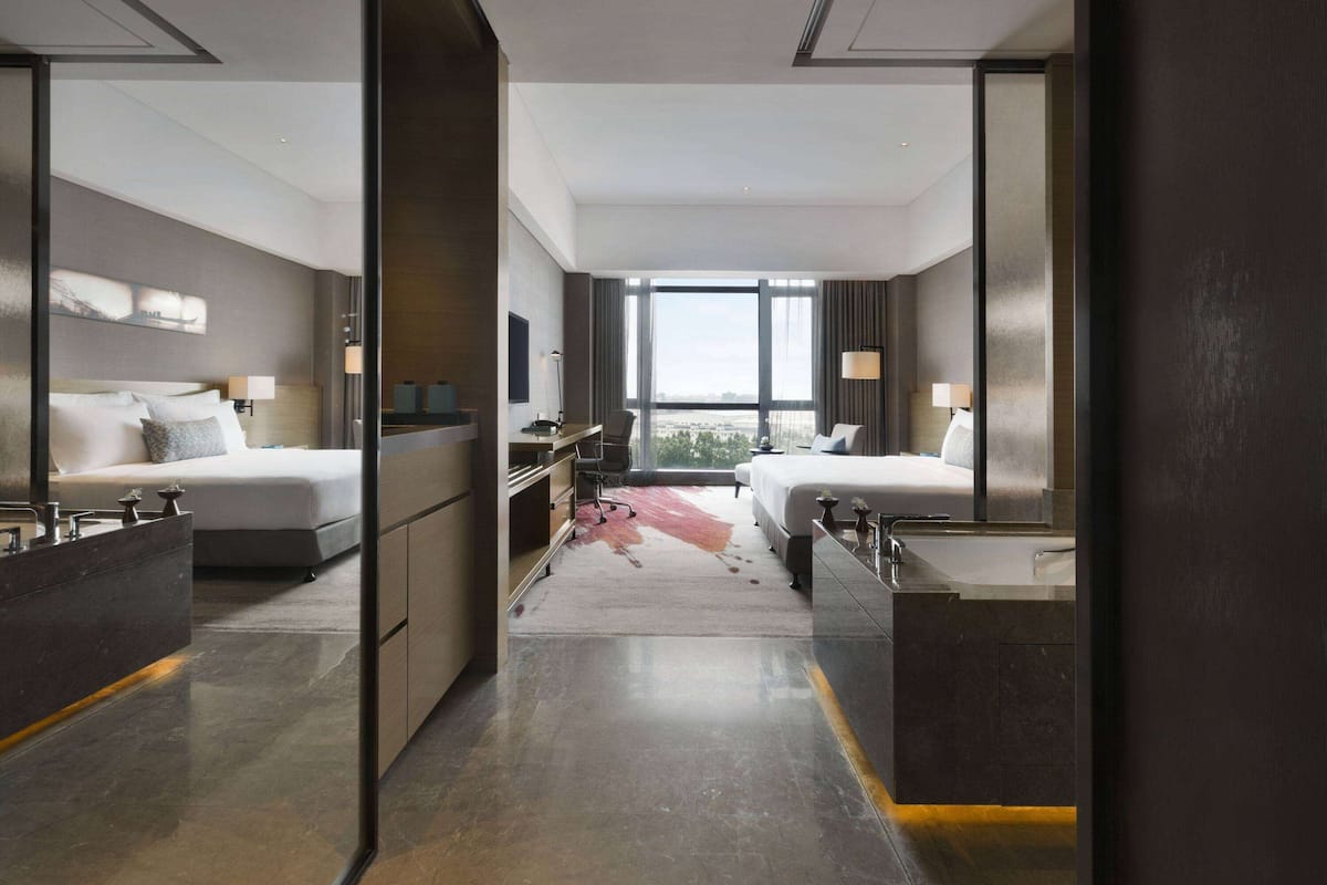 Deluxe Room, 1 King Bed, Smoking | Minibar, in-room safe, desk, laptop workspace