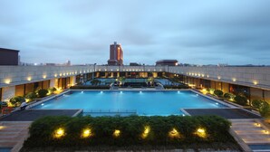 Piscina no terraço com o horizonte da cidade ao fundo.