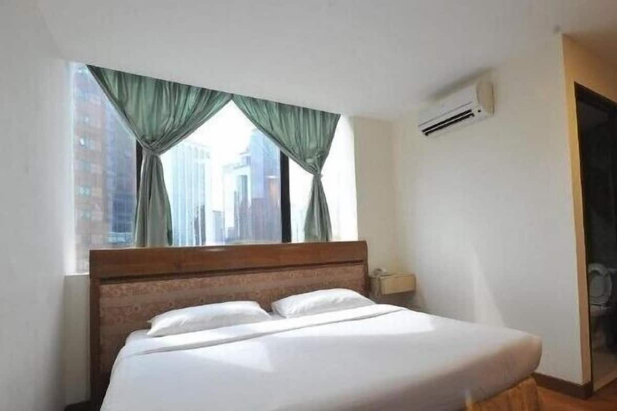 Deluxe Room, 1 King Bed | 1 bedroom, desk, laptop workspace, blackout drapes