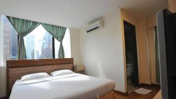 1 habitación, decoración personalizada y escritorio