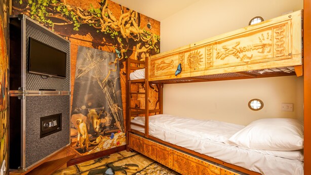 A bunk bed room with a television and a decorative wall. - Chessington Resort Hotel (Chessington)
