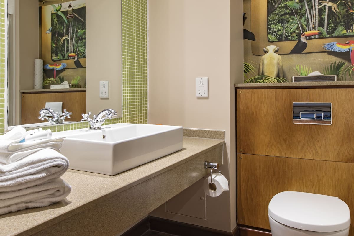 azteca discovery family room | bathroom | free toiletries, hair dryer, towels