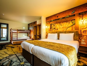 Azteca Accessible themed family room | Cassaforte in camera, una scrivania, postazione laptop