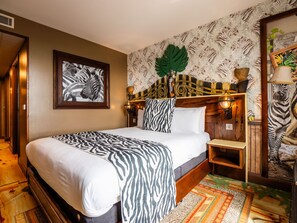 Safari Zebra family room | Desk, laptop workspace, free cots/infant beds, free WiFi - Chessington Resort Hotel (Chessington)