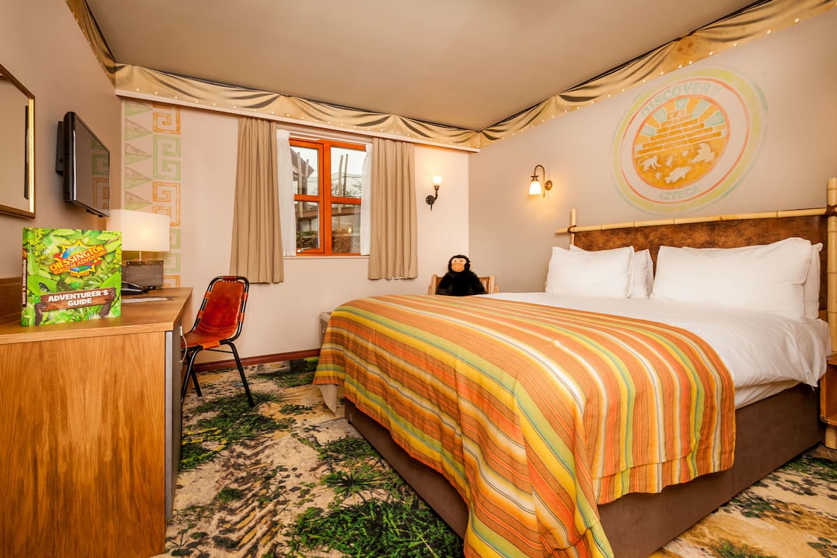 Azteca Discovery family room | In-room safe, desk, laptop workspace, iron/ironing board