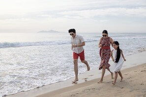 Di pantai, pasir putih, dan rumah kecil pinggir pantai gratis