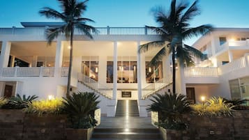 2 restaurantes, café da manhã, local e internacional