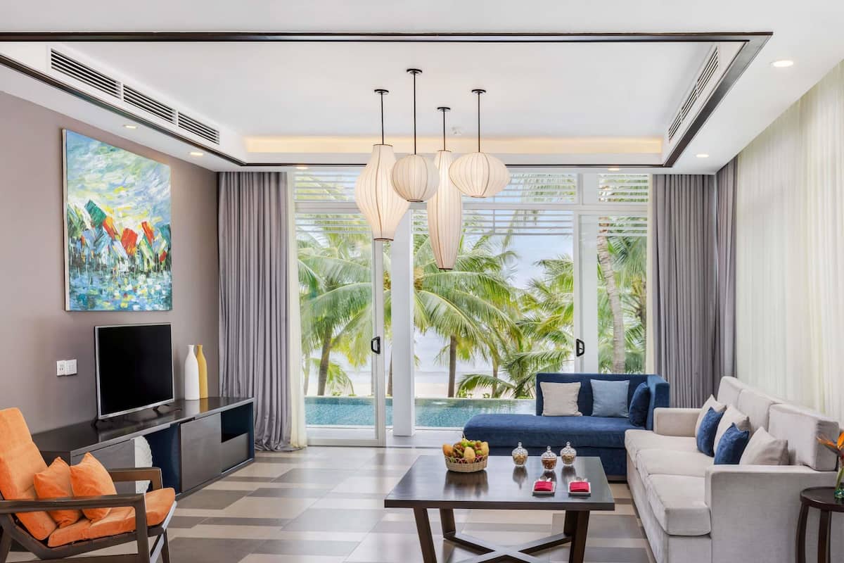 Villa, 4 chambres, piscine privée, en face de la plage | 1 chambre, minibar, coffre-fort, bureau