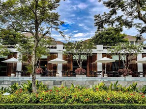 2 restaurants, breakfast, lunch served; local and international cuisine - Premier Village Danang Resort Managed by Accor (Da Nang)