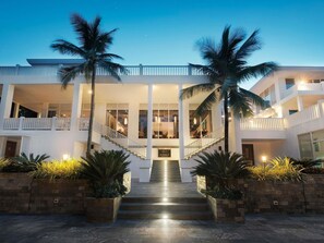 2 restaurants, breakfast, lunch served; local and international cuisine  - Premier Village Danang Resort Managed by Accor (Da Nang)