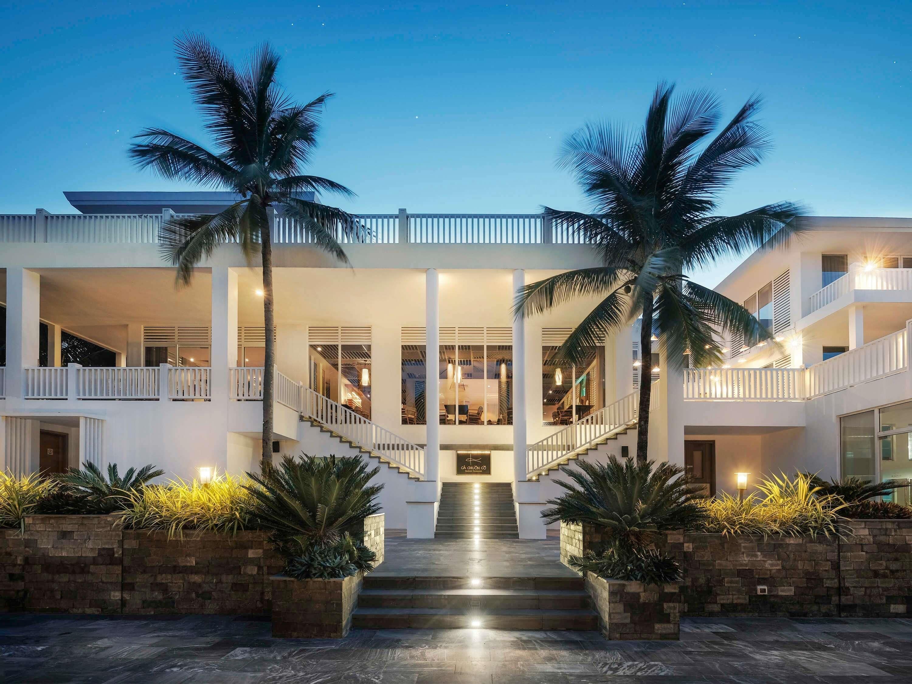 2 restaurantes, café da manhã, local e internacional