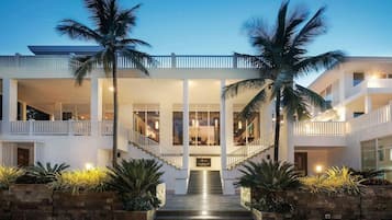 2 restaurantes, café da manhã, local e internacional