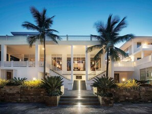 2 restaurants, breakfast, lunch served; local and international cuisine - Premier Village Danang Resort Managed by Accor (Da Nang)