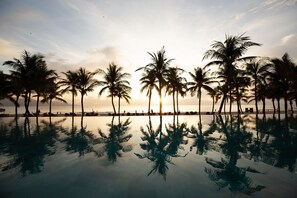 2 Außenpools, Cabañas (kostenlos), Sonnenschirme