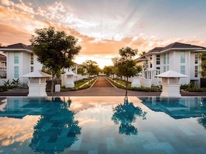 Daily buffet breakfast (USD 660000 per person)