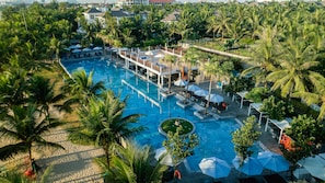 2 piscines extérieures, cabanas gratuites, parasols