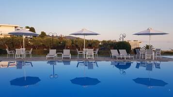 Piscina externa, guarda-sóis, espreguiçadeiras