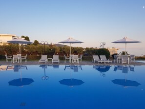 Outdoor pool, pool umbrellas, sun loungers - Alkinoos Beach Hotel (Polygyros)
