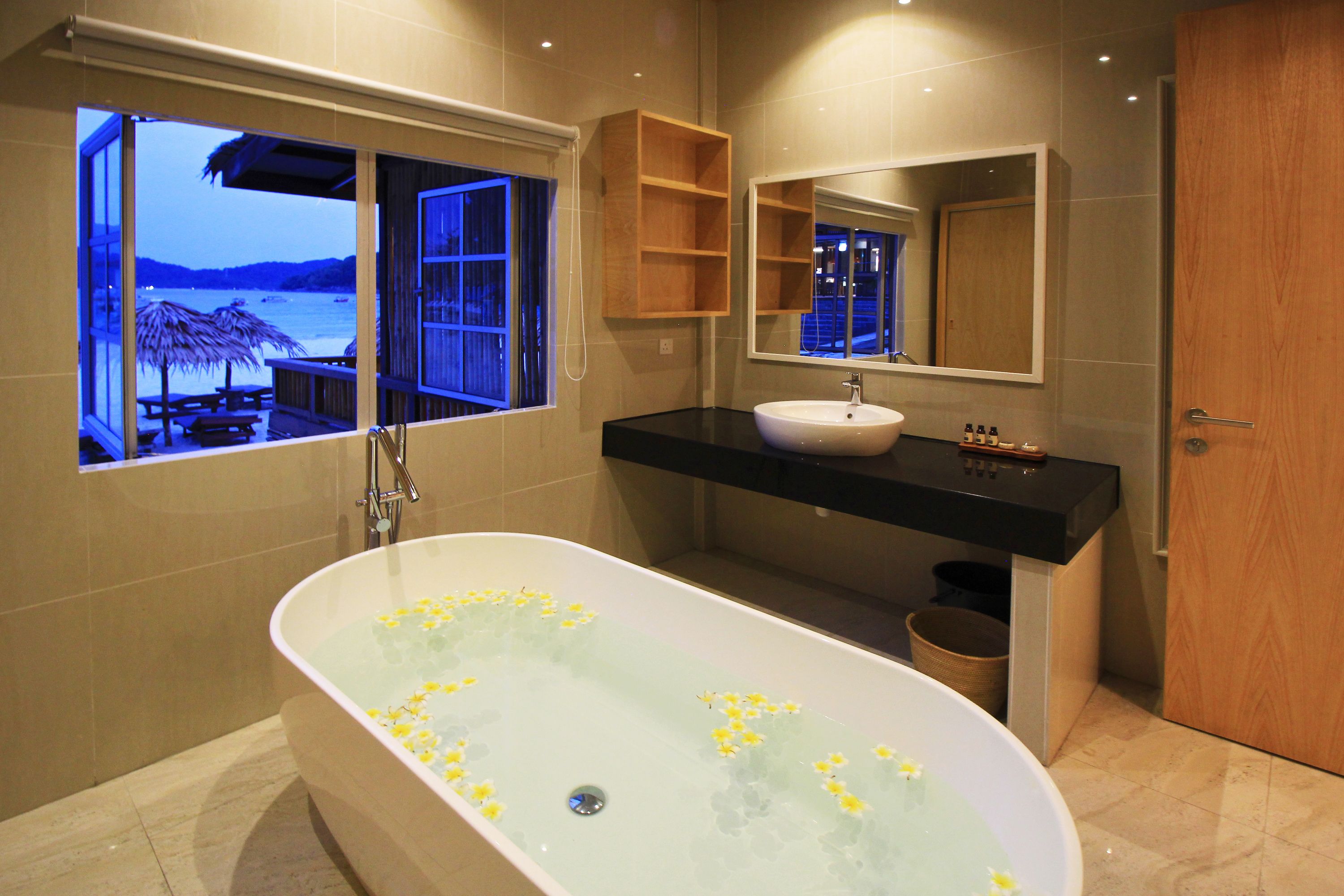 indoor spa tub