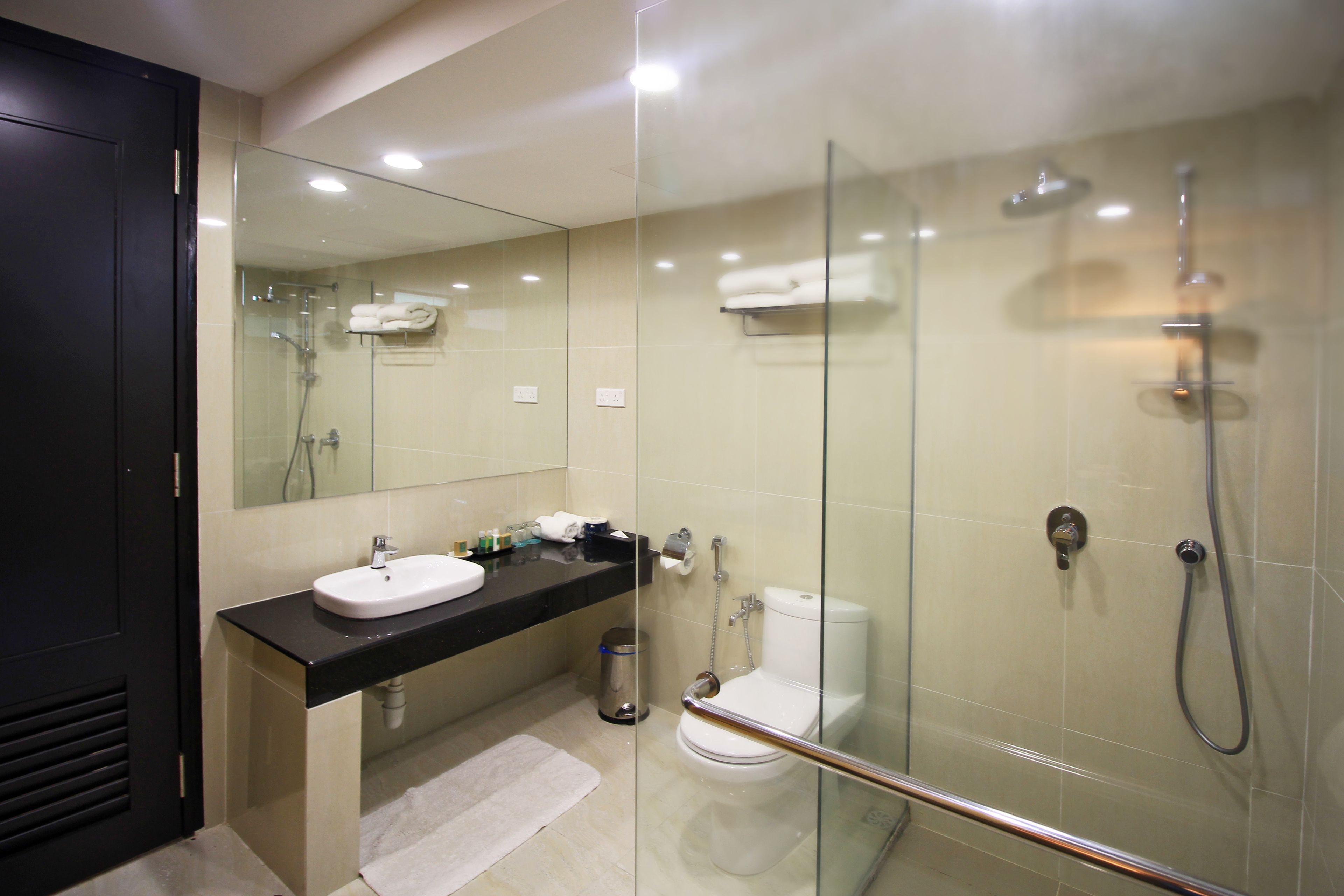 deluxe double room, 1 king bed, balcony, partial sea view | bathroom | shower, free toiletries, hair dryer, bathrobes