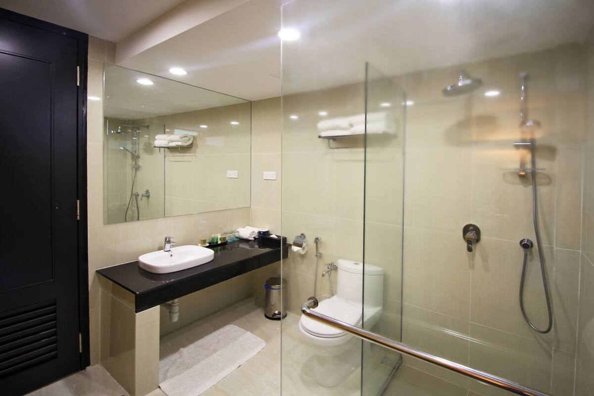 deluxe double room, 1 king bed, balcony, partial sea view | bathroom | shower, free toiletries, hair dryer, bathrobes