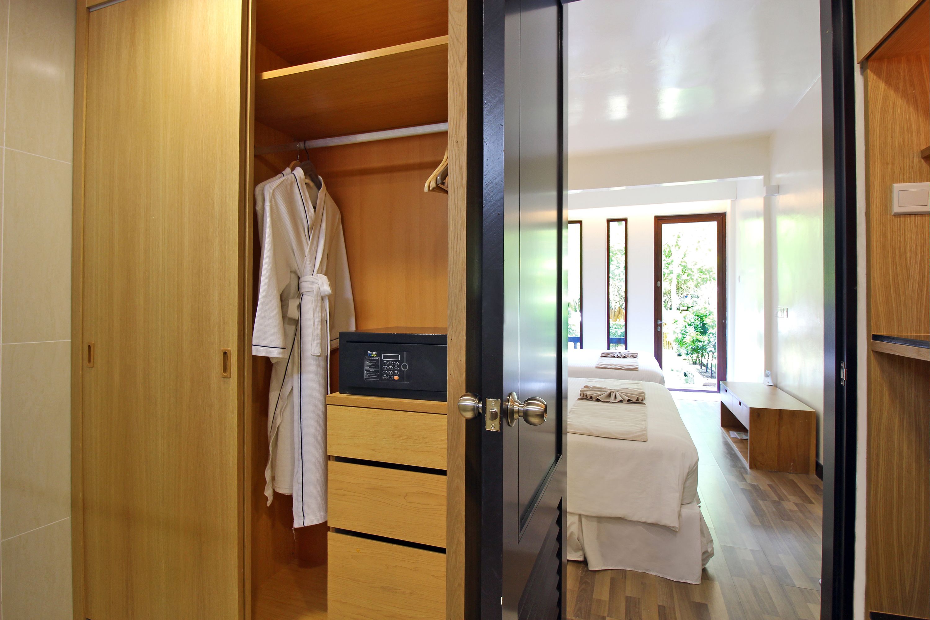 deluxe garden room | 1 bedroom, premium bedding, free minibar items, in-room safe