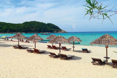 Plage à proximité, chaises longues, massages sur la plage, snorkeling