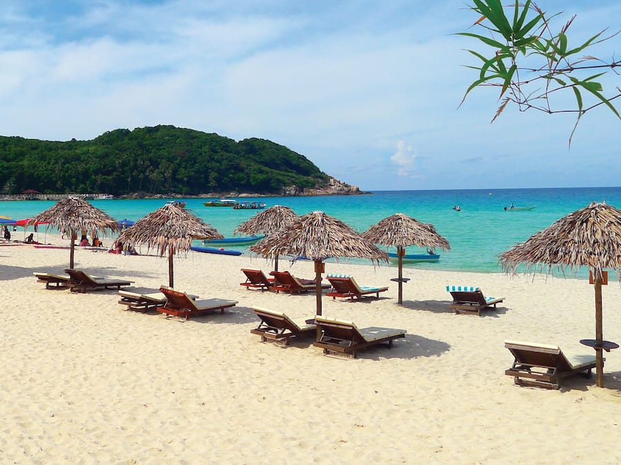 Ranta lähistöllä, aurinkotuoleja, hierontapalvelu rannalla