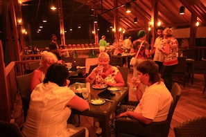 2 restaurantes, café da manhã, culinária internacional