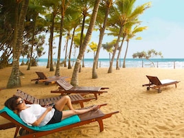 Na praia, prática de ioga na praia, prática de vôlei de praia