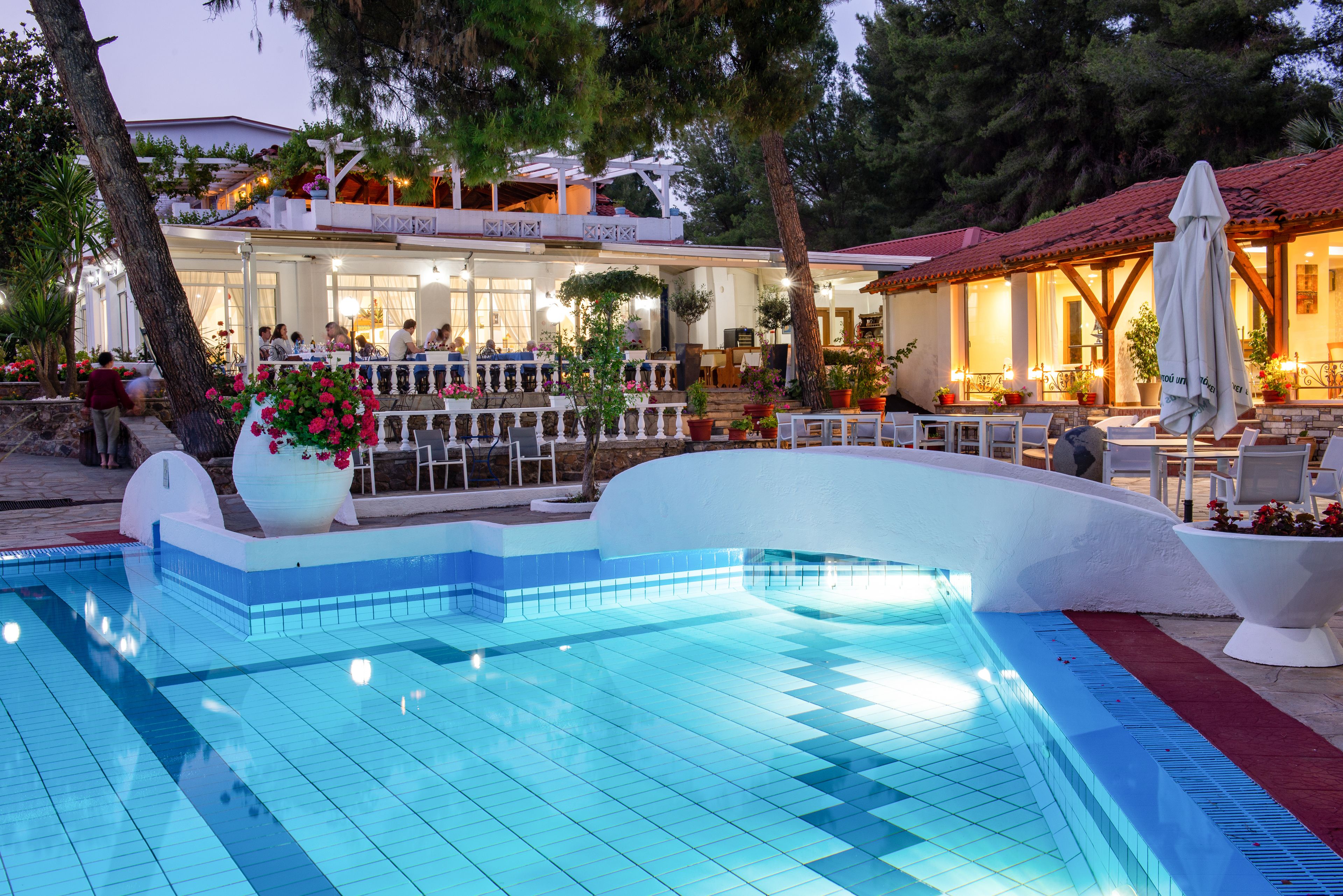 2 restaurants, lunch, dinner served; greek cuisine