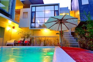 Piscine couverte, piscine extérieure (ouverte en saison)