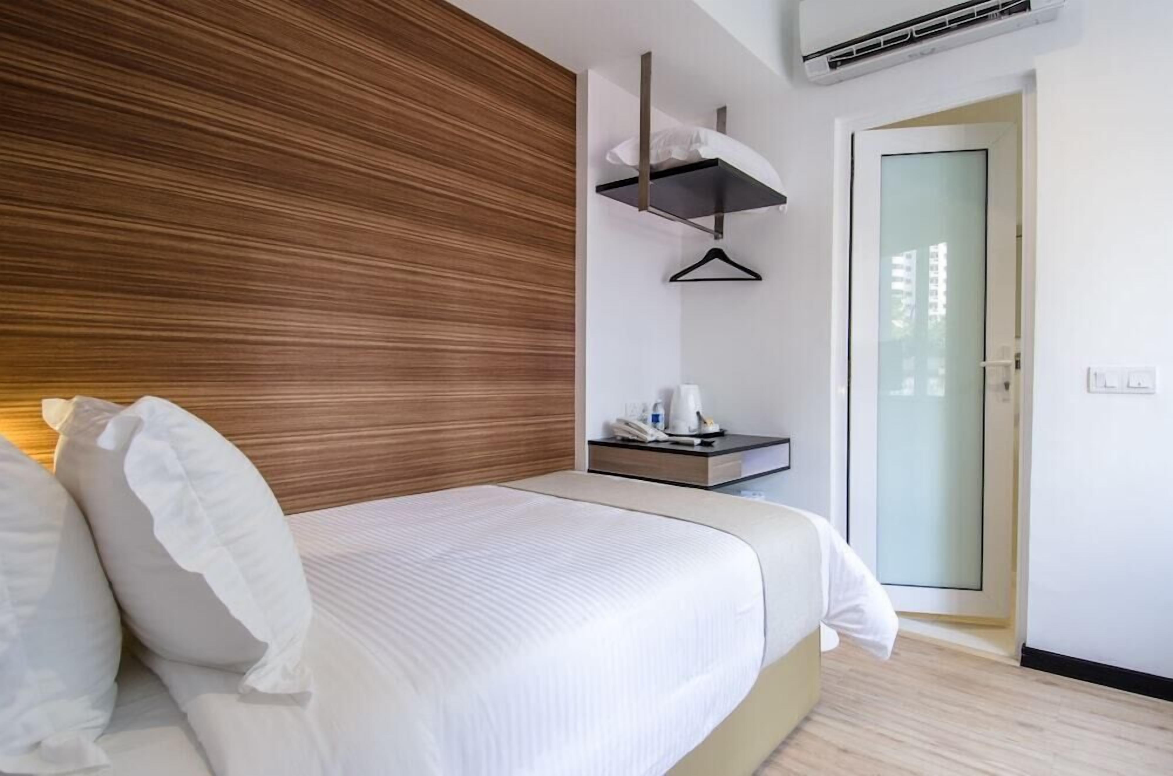 Een minibar, een bureau, een strijkplank/strijkijzer, gratis wifi