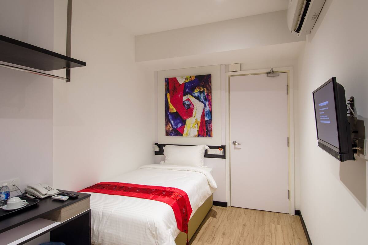 Enkeltrom – standard, ingen vinduer | Minibar, skrivebord, strykejern/-brett og wi-fi (inkludert)