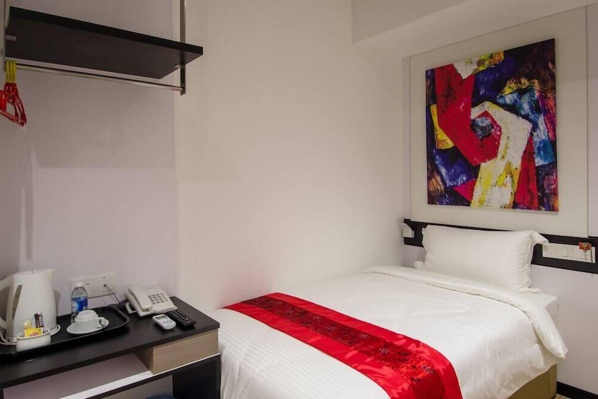 Minibar, skrivebord, strykejern/-brett og wi-fi (inkludert)