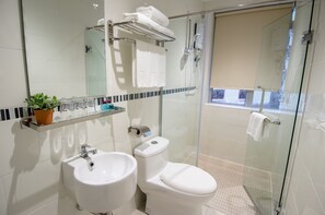 Shower, free toiletries, hair dryer, bidet - 12FLY Hotel (Kuala Lumpur)