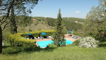Piscine extérieure, parasols de plage, chaises longues