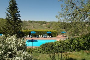 Outdoor pool, pool umbrellas, pool loungers - Albergo Il Colombaio (Castellina in Chianti)