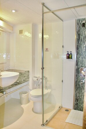 Minibar, brankas, kedap suara, dan tempat tidur lipat/tambahan