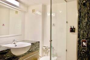 Deluxe Double or Twin Room | Bathroom