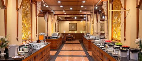 Déjeuner et dîner servis sur place, spécialités Cuisine internationale