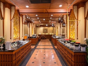 Lunch and dinner served, international cuisine - Golden Beach Hotel Pattaya (Pattaya)