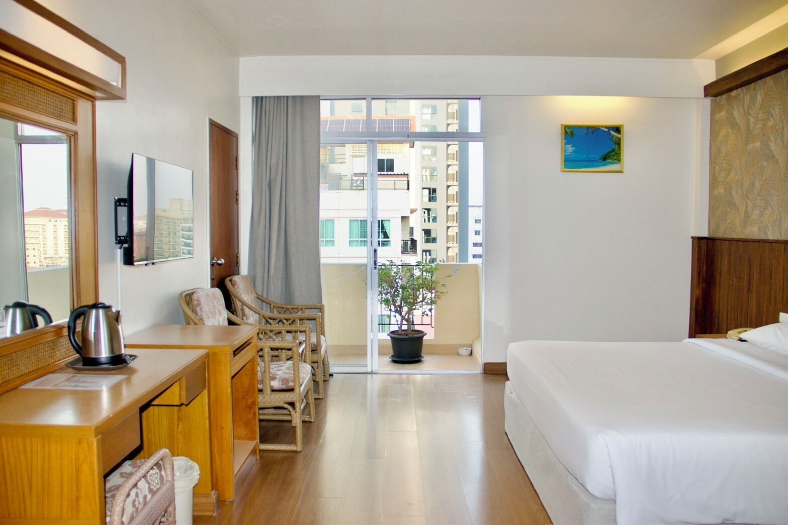 Minibar, caja de seguridad en la habitación y insonorización 