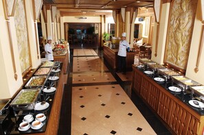Daily buffet breakfast (THB 250 per person) - Golden Beach Hotel Pattaya (Pattaya)