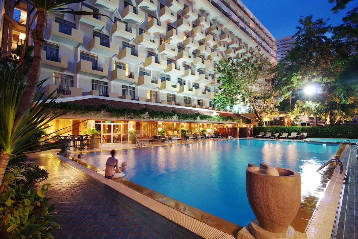 Superior Room | Outdoor pool