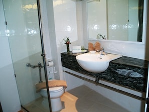 Superior Room | Bathroom | Free toiletries, towels - Golden Beach Hotel Pattaya (Pattaya)